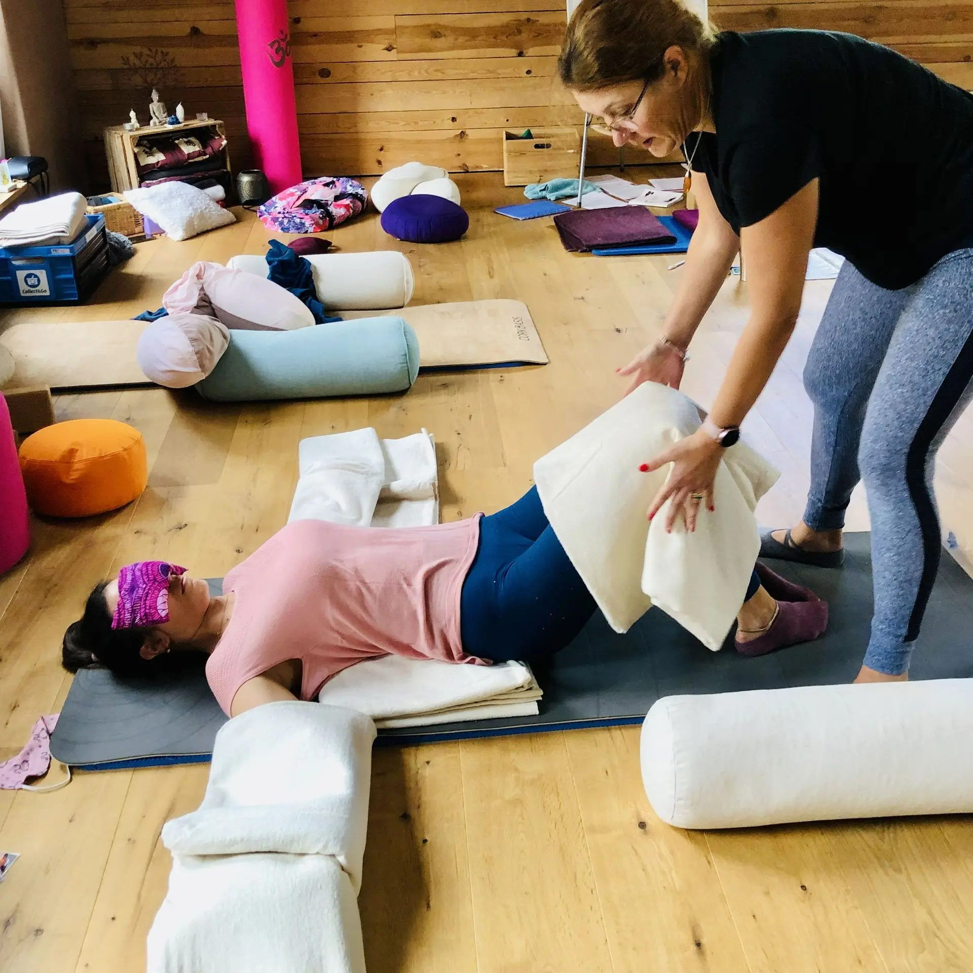 Femmes participant à la formation en Restorative Yoga d eCatherine Dardenne